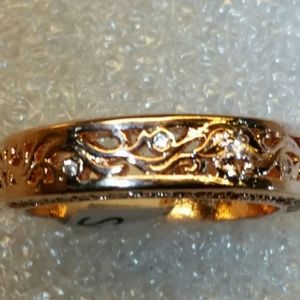 Rose gold 18K filled with white sapphires.